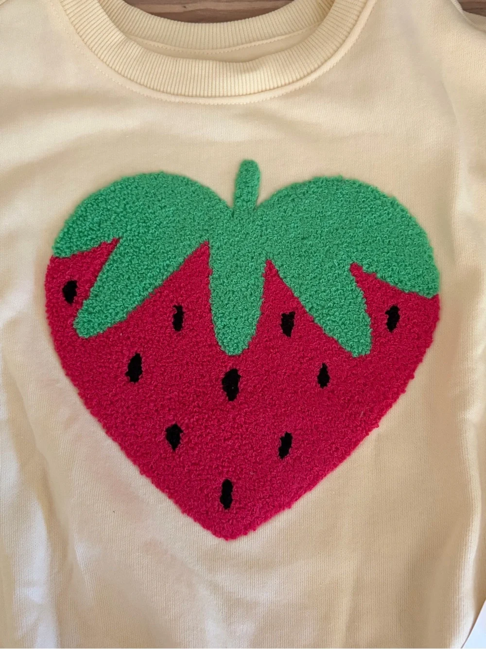 Old Navy Yellow Lightweight Sweatshirt w/ Strawberry Appliqué 🍓🆕
